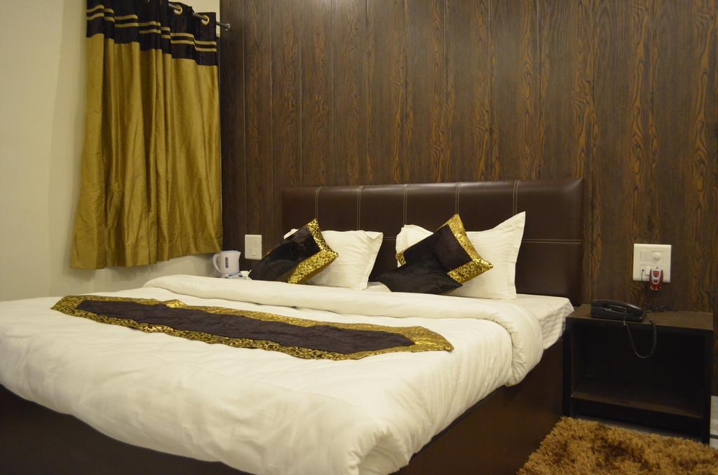 Red Orchid Meerut Phòng bức ảnh