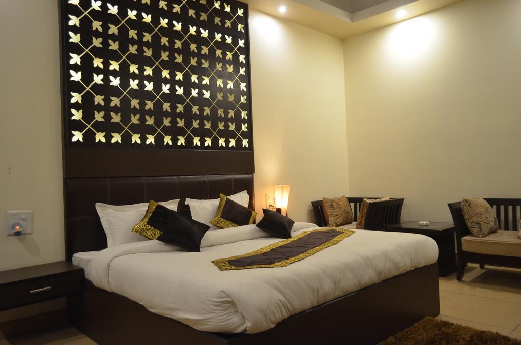 Red Orchid Meerut Phòng bức ảnh